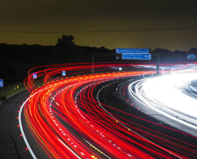 Holanda prueba su primera carretera que brilla en la oscuridad - IEEC